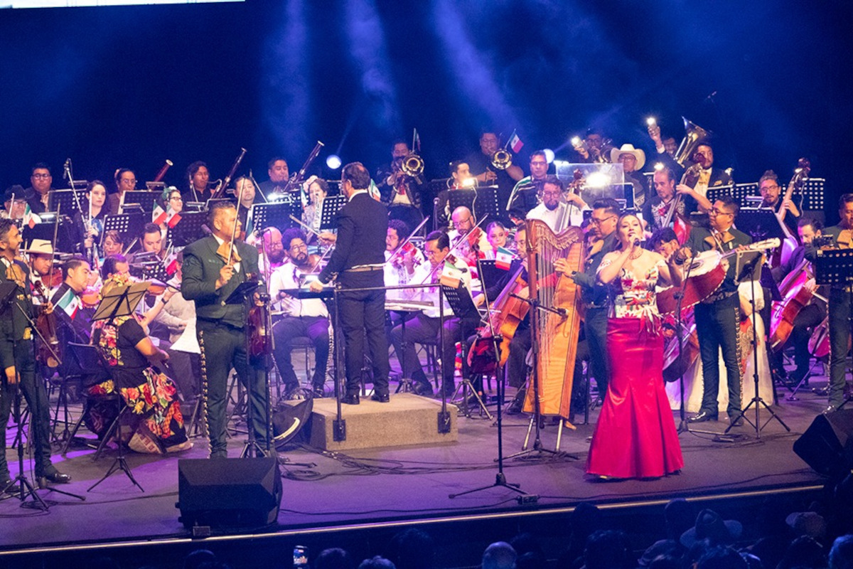 Toluca llena el Teatro Morelos durante la Gala de Juan Gabriel de la OFiT.