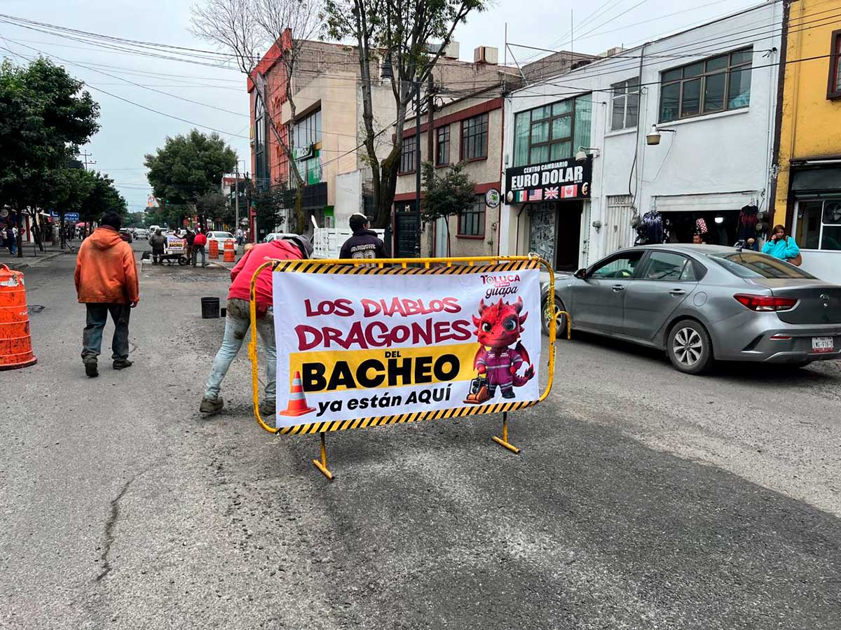 Trabajos de rehabilitación y bacheo del gobierno de Toluca.