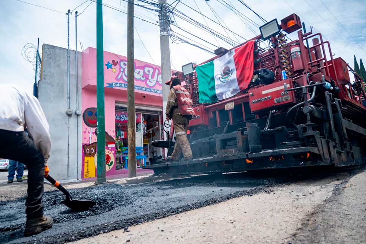 Trabajos de rehabilitación y bacheo del gobierno de Toluca.