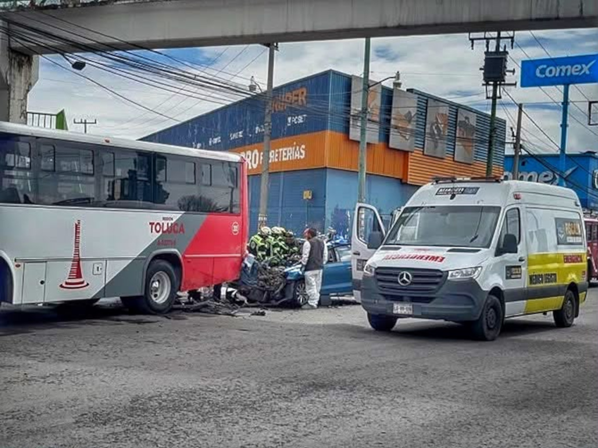 Dos personas pierden la vida en accidente en Toluca.