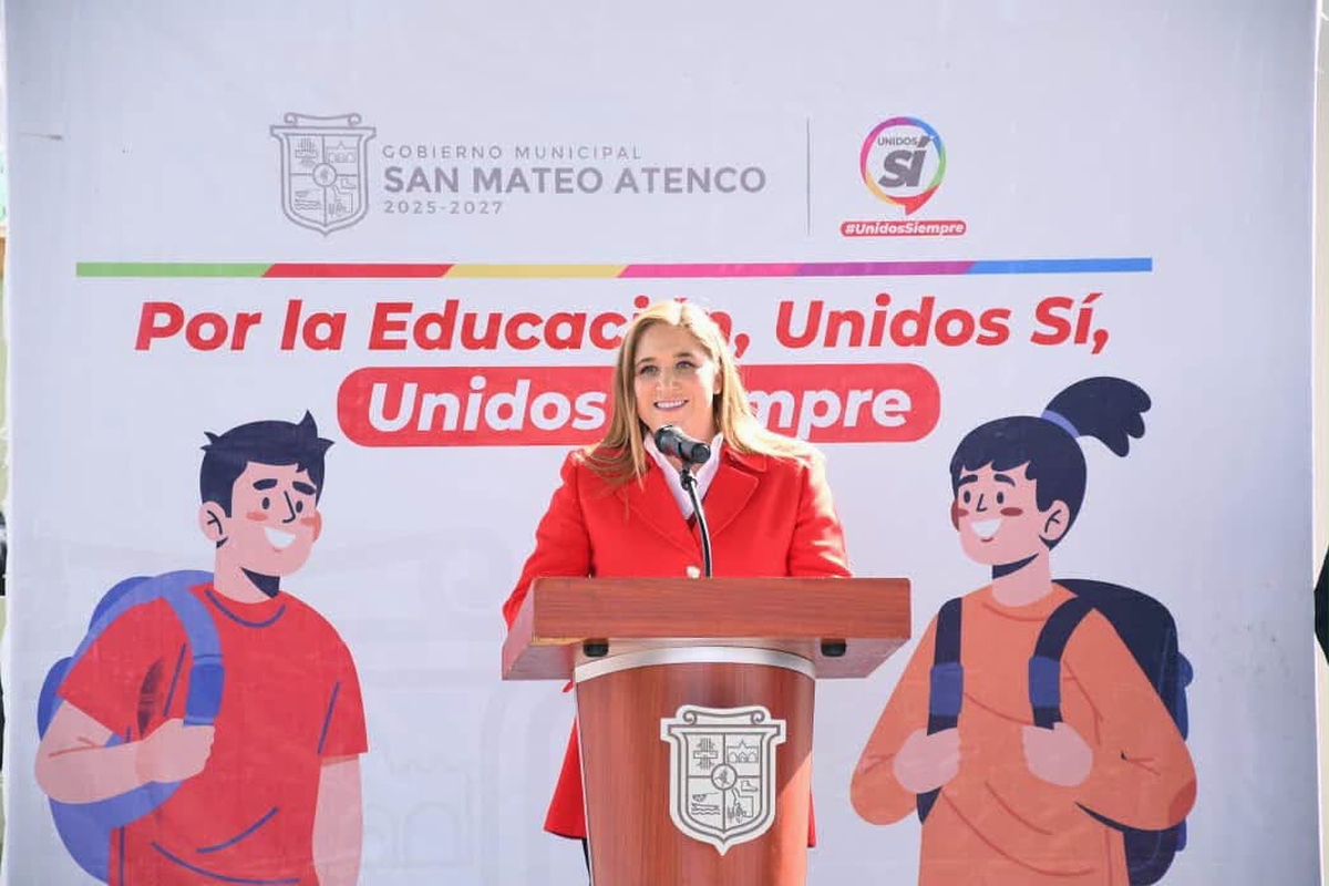 La alcaldesa de San Mateo Atenco entrega techumbre y apoyo para sala de cómputo en preparatoria.