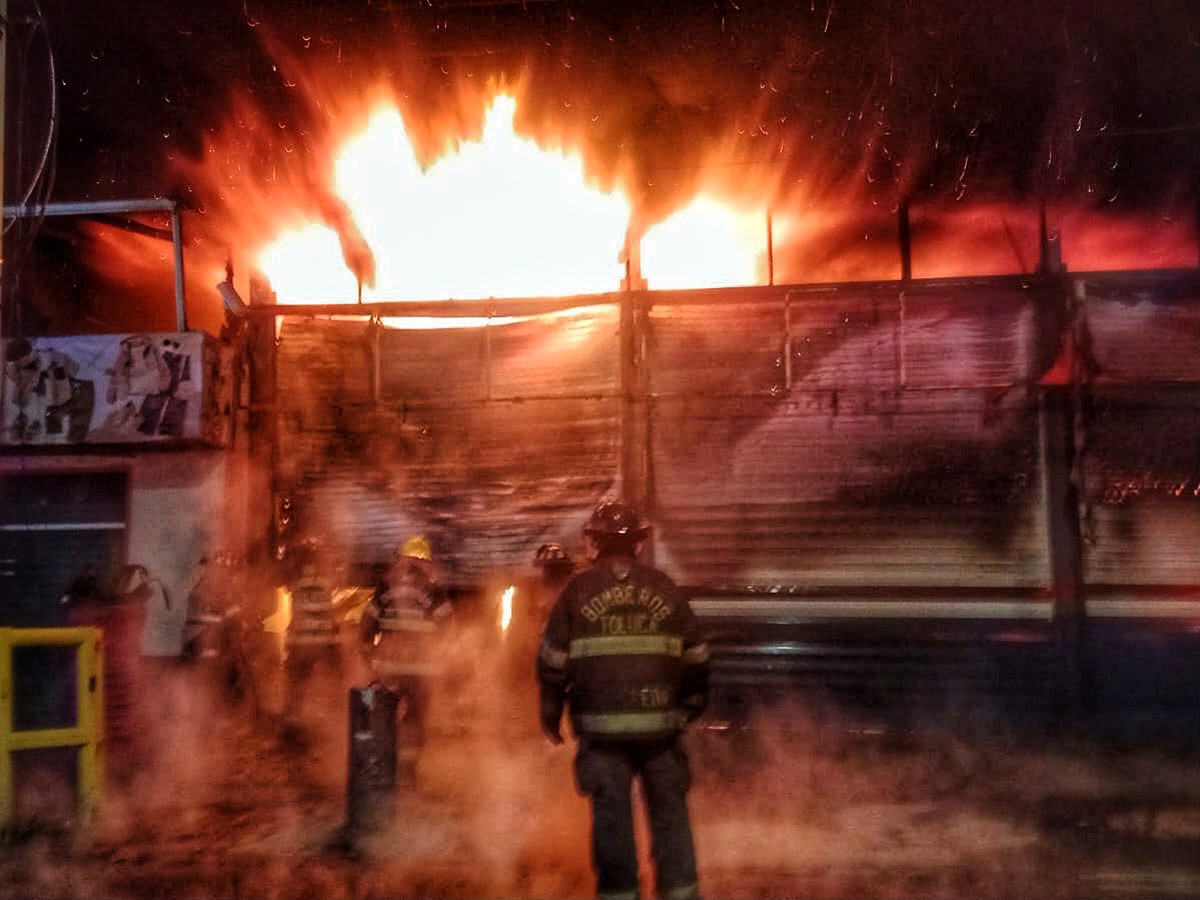 Bomberos de Toluca controlan incendio en llantera.