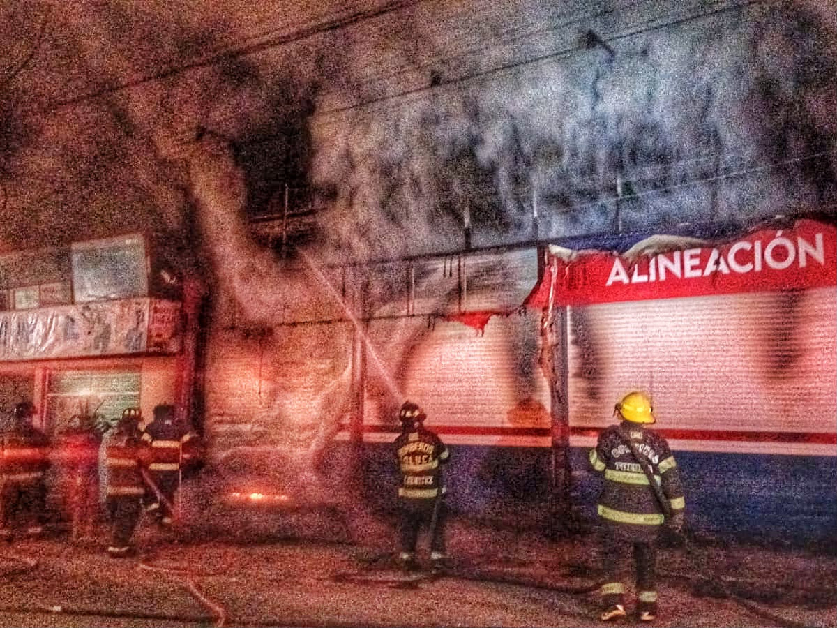 Bomberos de Toluca controlan incendio en llantera.