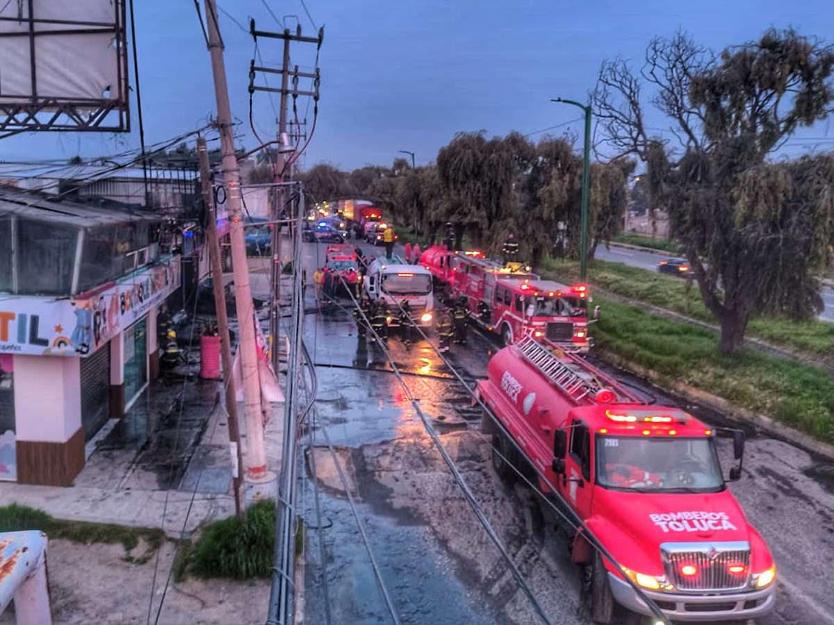 Bomberos de Toluca controlan incendio en llantera.