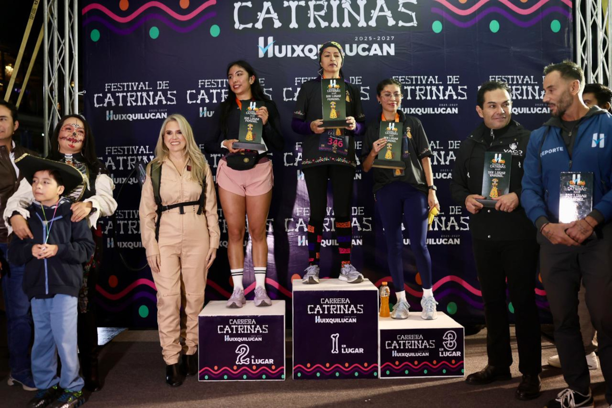 Mas de 3 mil personas participan en el Festival de Catrinas de Huixquilucan.