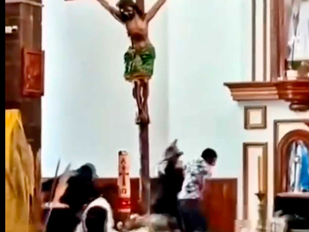 Detienen a hombre armado que amenazó a asistentes en iglesia de Zinacantepec