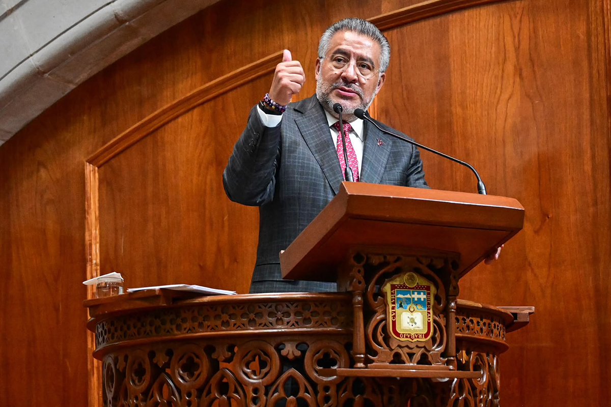 Legislador en la tribuna del congreso del Edomex rumbo a las elecciones 2027.