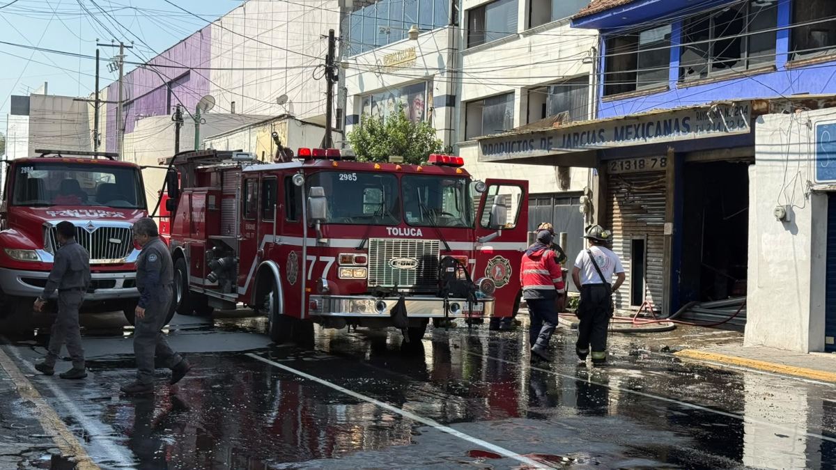 Peritaje de autoridades tras incendio en Toluca.