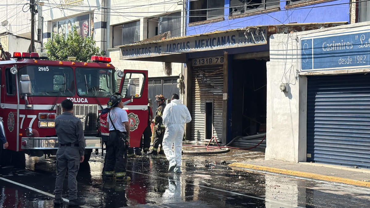 Peritaje de autoridades tras incendio en Toluca.