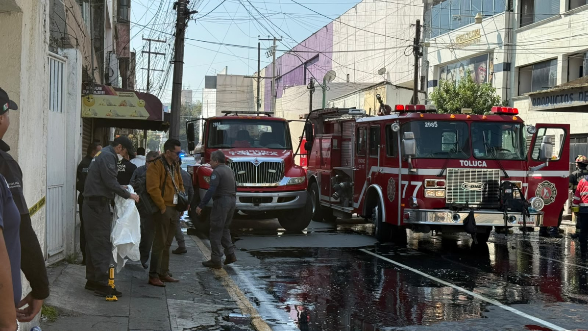 Peritaje de autoridades tras incendio en Toluca.