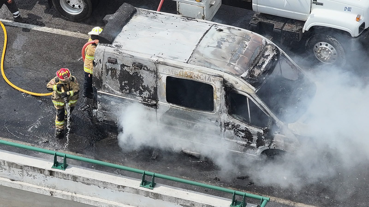 Bomberos de San Mateo Atenco atienden incendio de ambulancia.