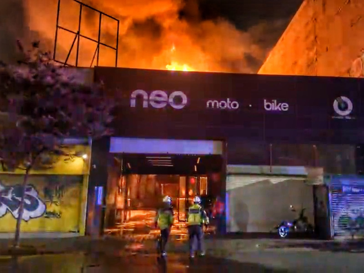 Incendio en negocio de motos del Centro de Toluca.