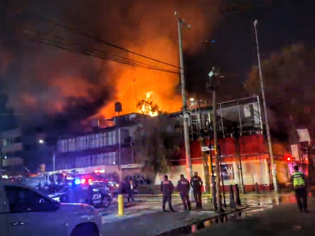 Incendio en negocio de motos del Centro de Toluca.