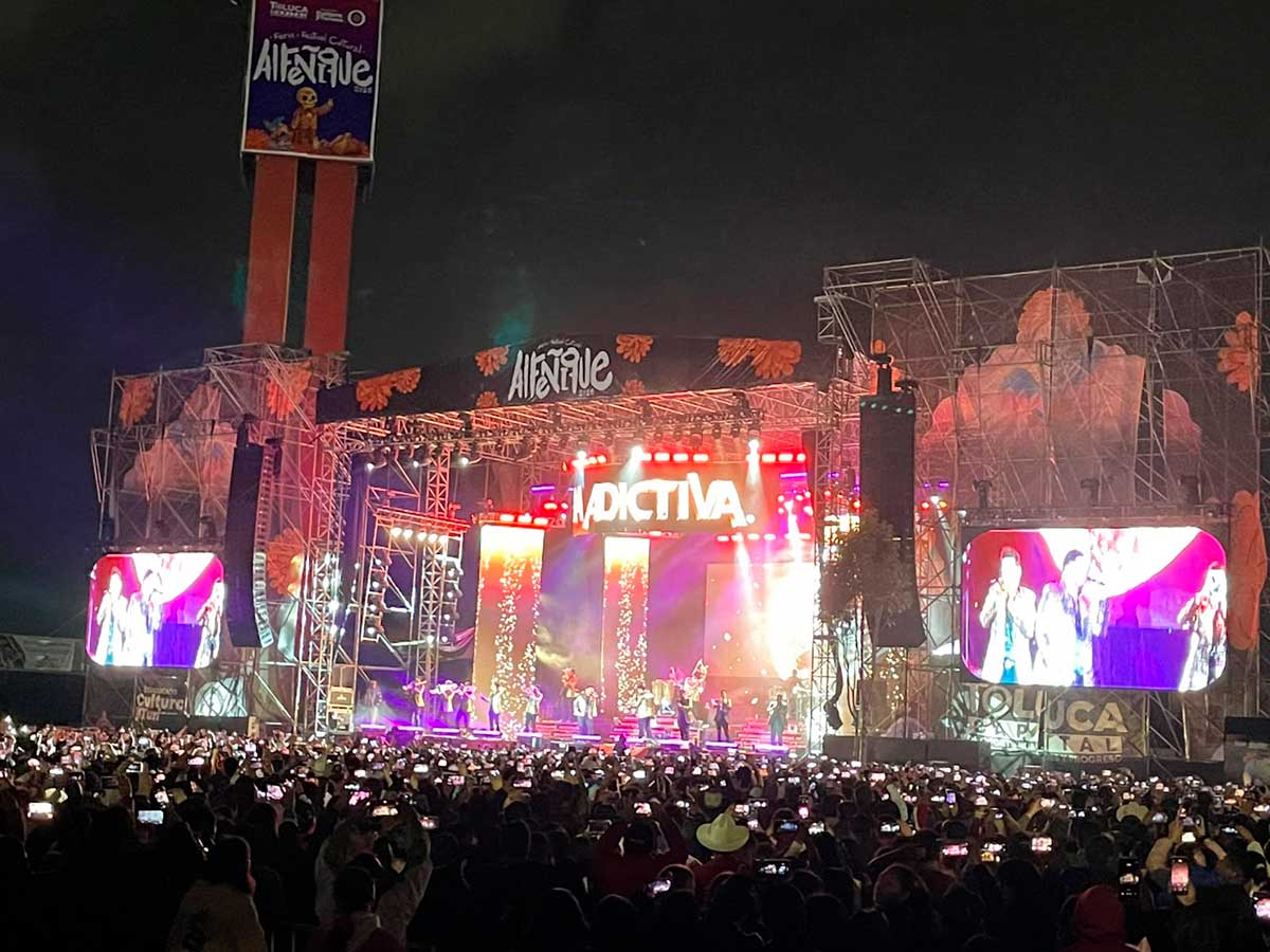La Adictiva se presenta en Toluca durante el Alfeñique 2026.