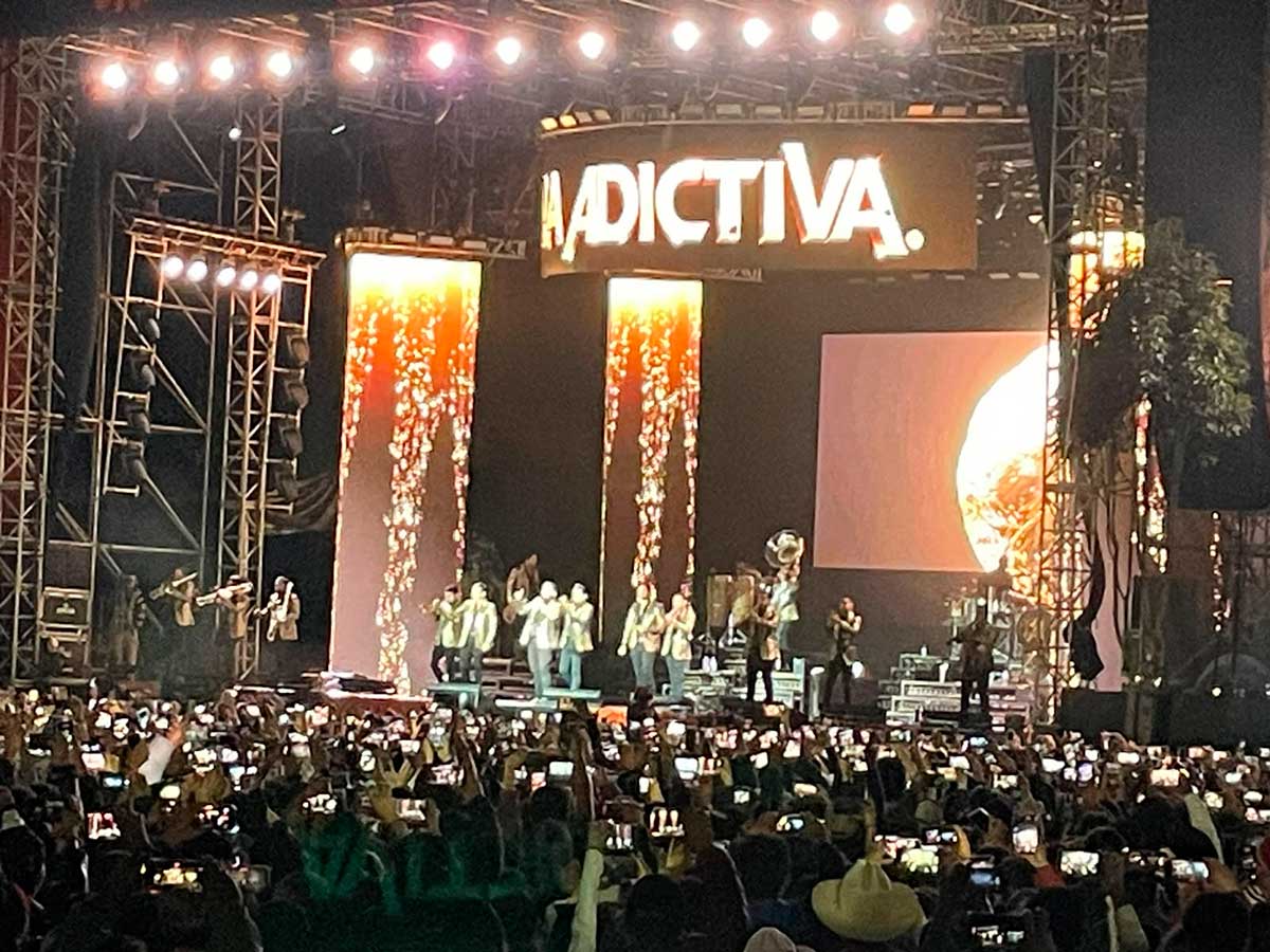 La Adictiva se presenta en Toluca durante el Alfeñique 2026.