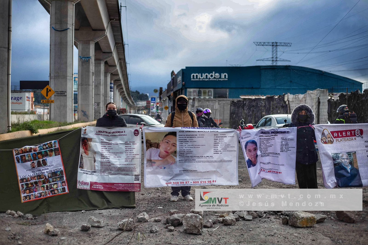 Madres buscadoras bloqueando la México - Toluca.