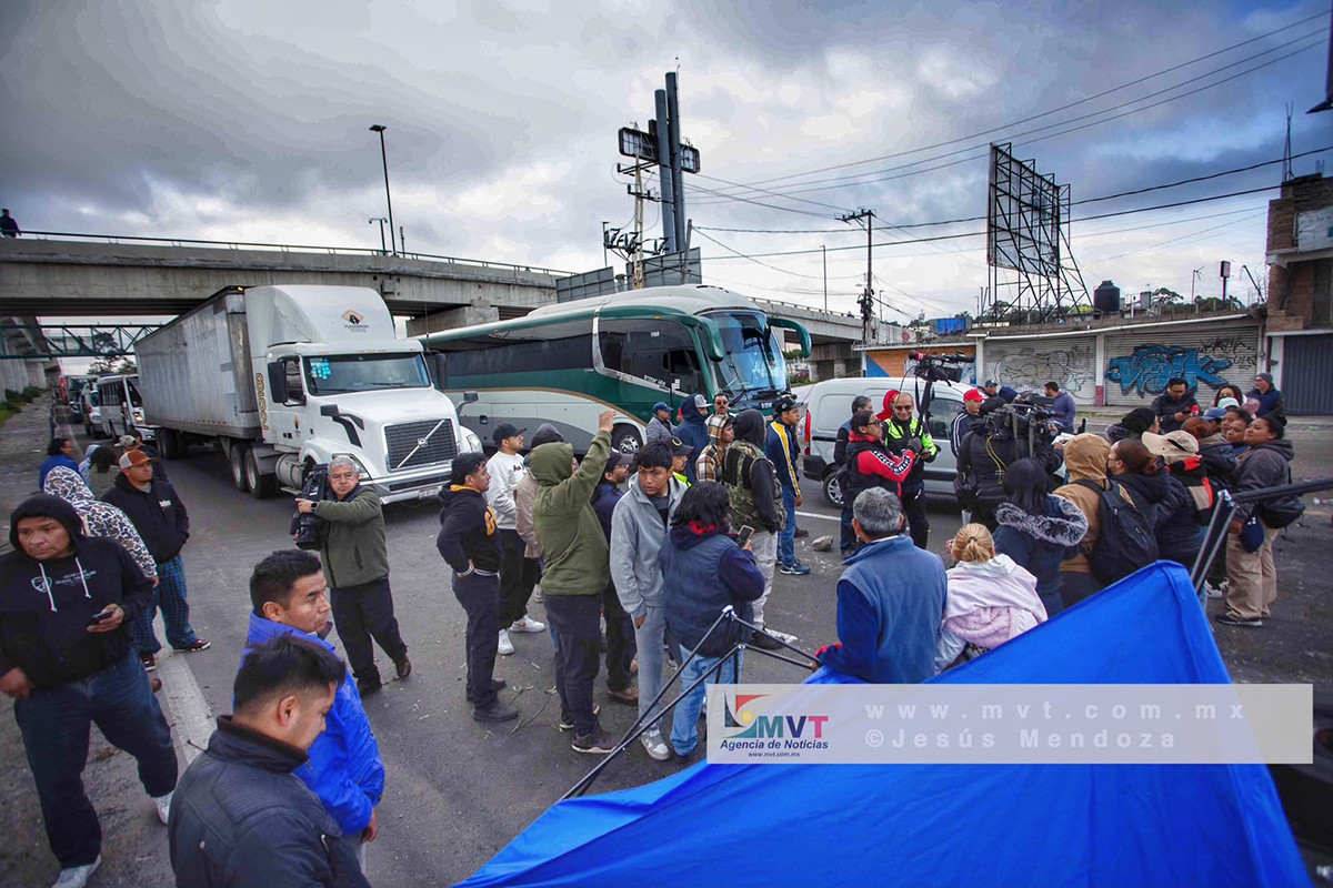 Madres buscadoras bloqueando la México - Toluca.