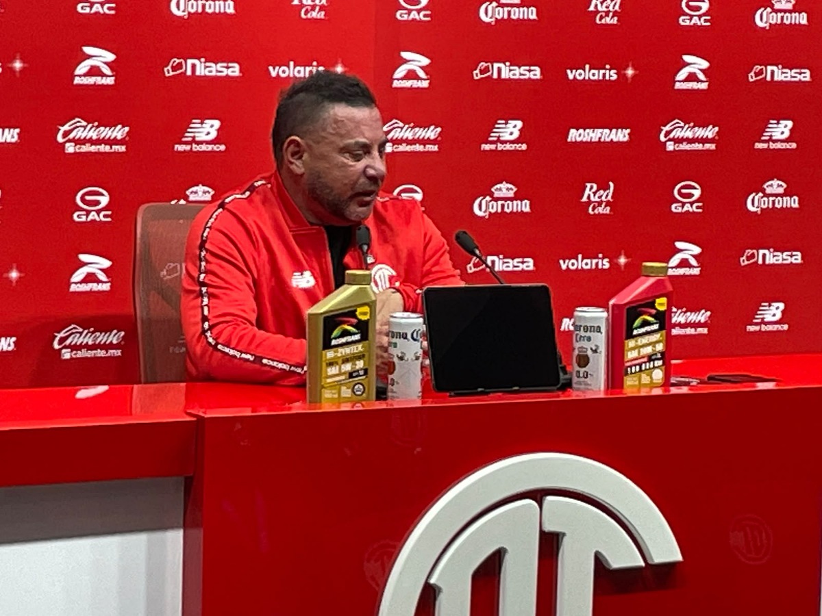 Antonio Mohamed en conferencia de prensa.