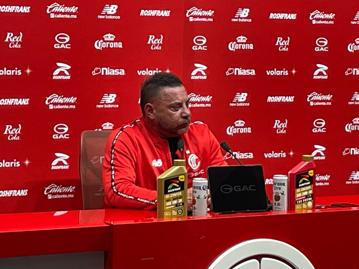 Antonio Mohamed en conferencia de prensa.