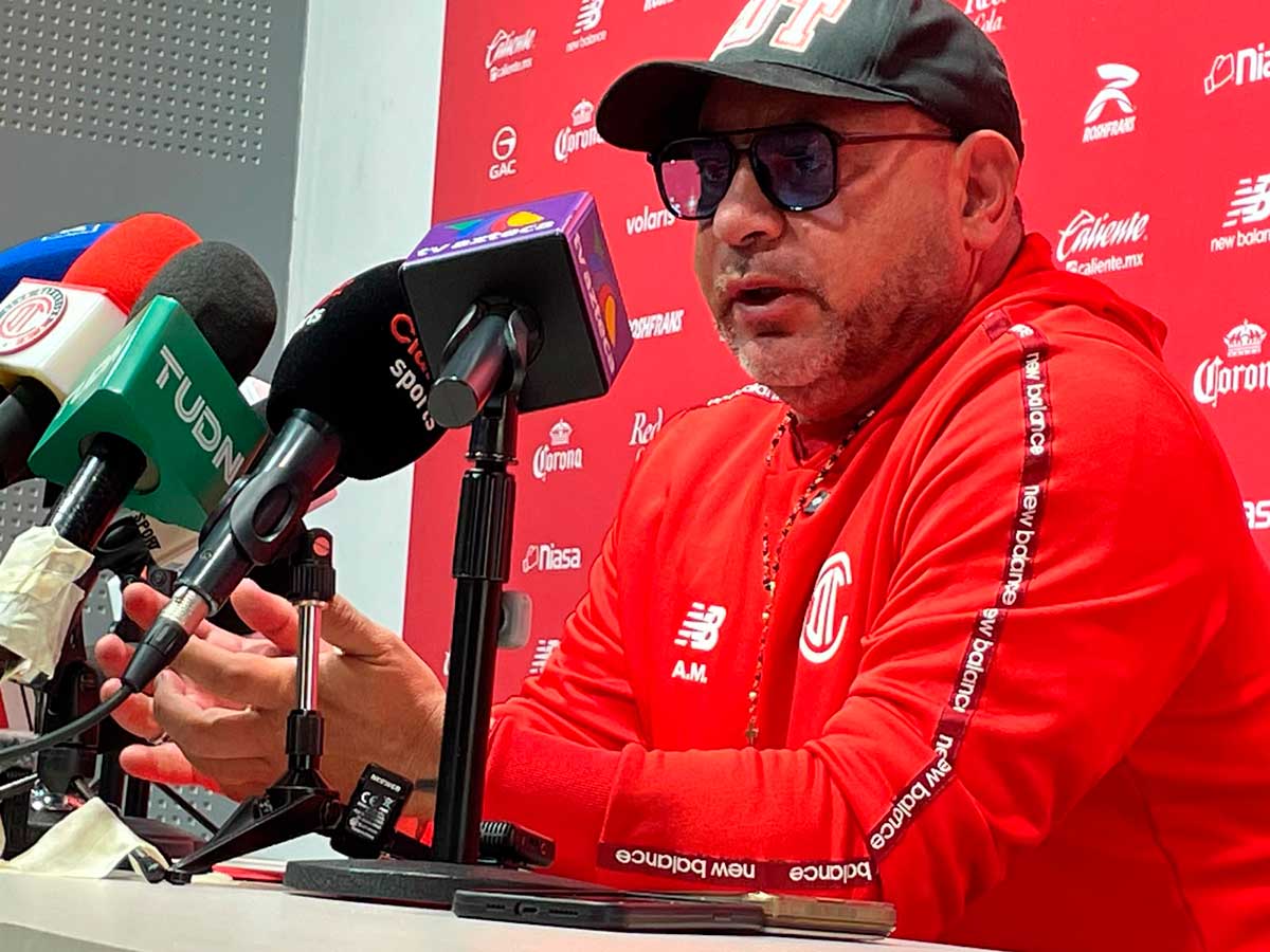 Antonio Mohamed en conferencia de prensa.