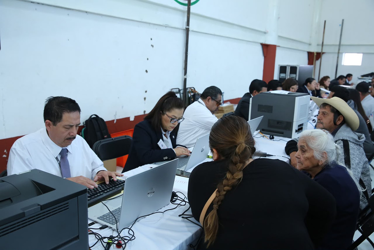 PJEdomex e IMEVIS entregan títulos de propiedad.