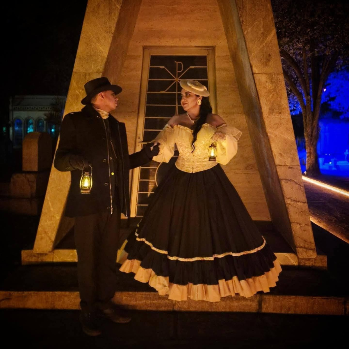 Recorridos nocturnos en el Panteón de la Soledad durante el Alfañique 2026.