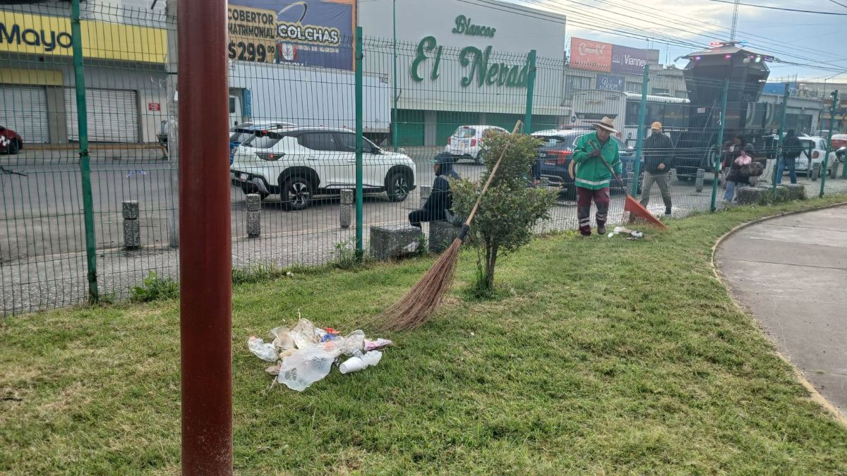 Servicios Públicos de Toluca retira dos toneladas de basura.