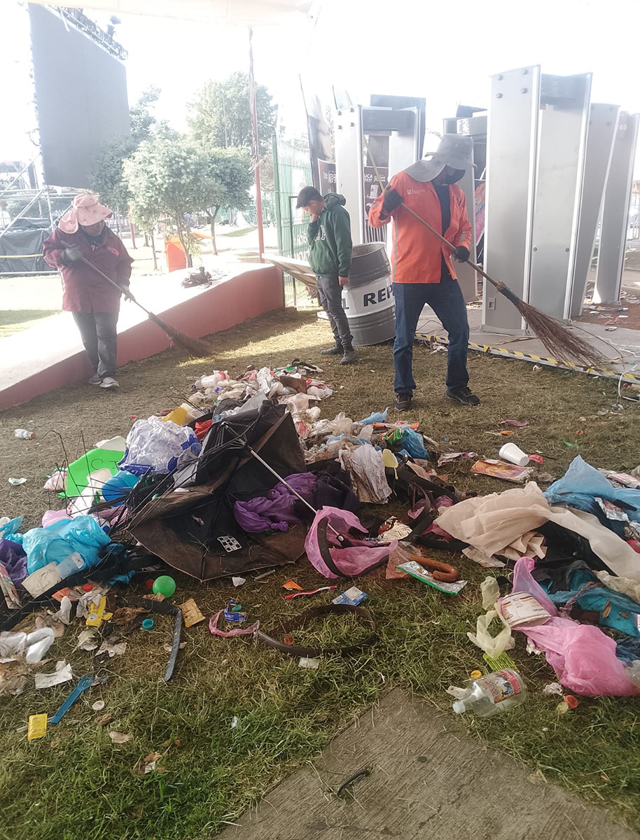 Toluca retira cinco toneladas de basura por concierto de caifanes.