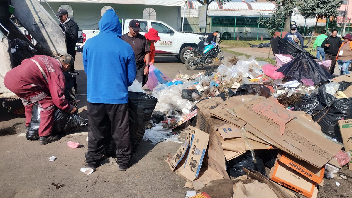 Toluca retira cinco toneladas de basura por concierto de caifanes.