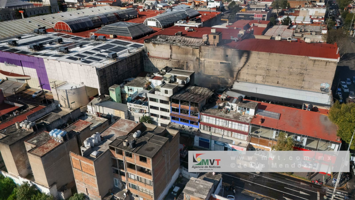 Ricardo Moreno reconoce ayuda a 18 municipios que ayudaron en incendio del centro de Toluca.