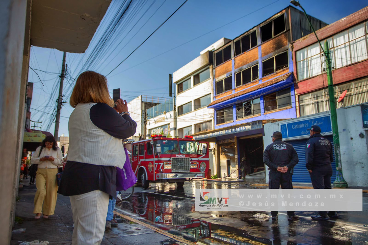 Ricardo Moreno reconoce ayuda a 18 municipios que ayudaron en incendio del centro de Toluca.