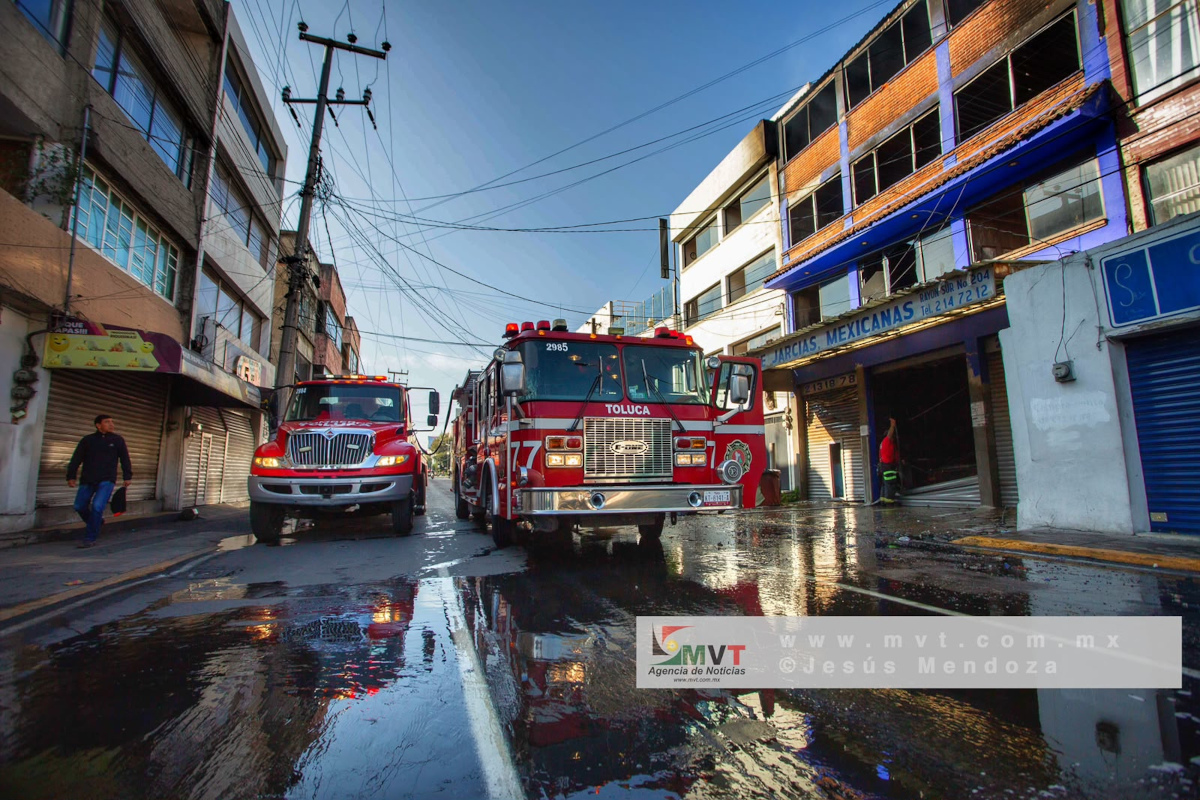Ricardo Moreno reconoce ayuda a 18 municipios que ayudaron en incendio del centro de Toluca.