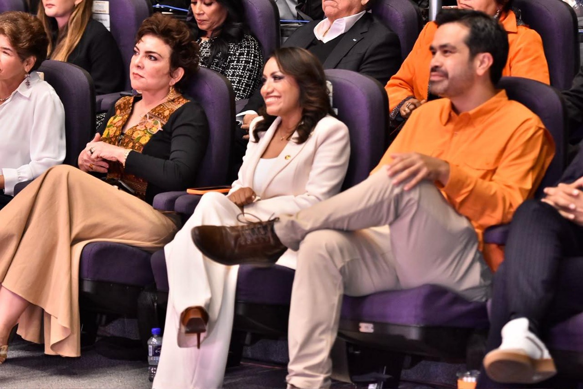Ruth Salinas da sus Segundo Informe legislativo.