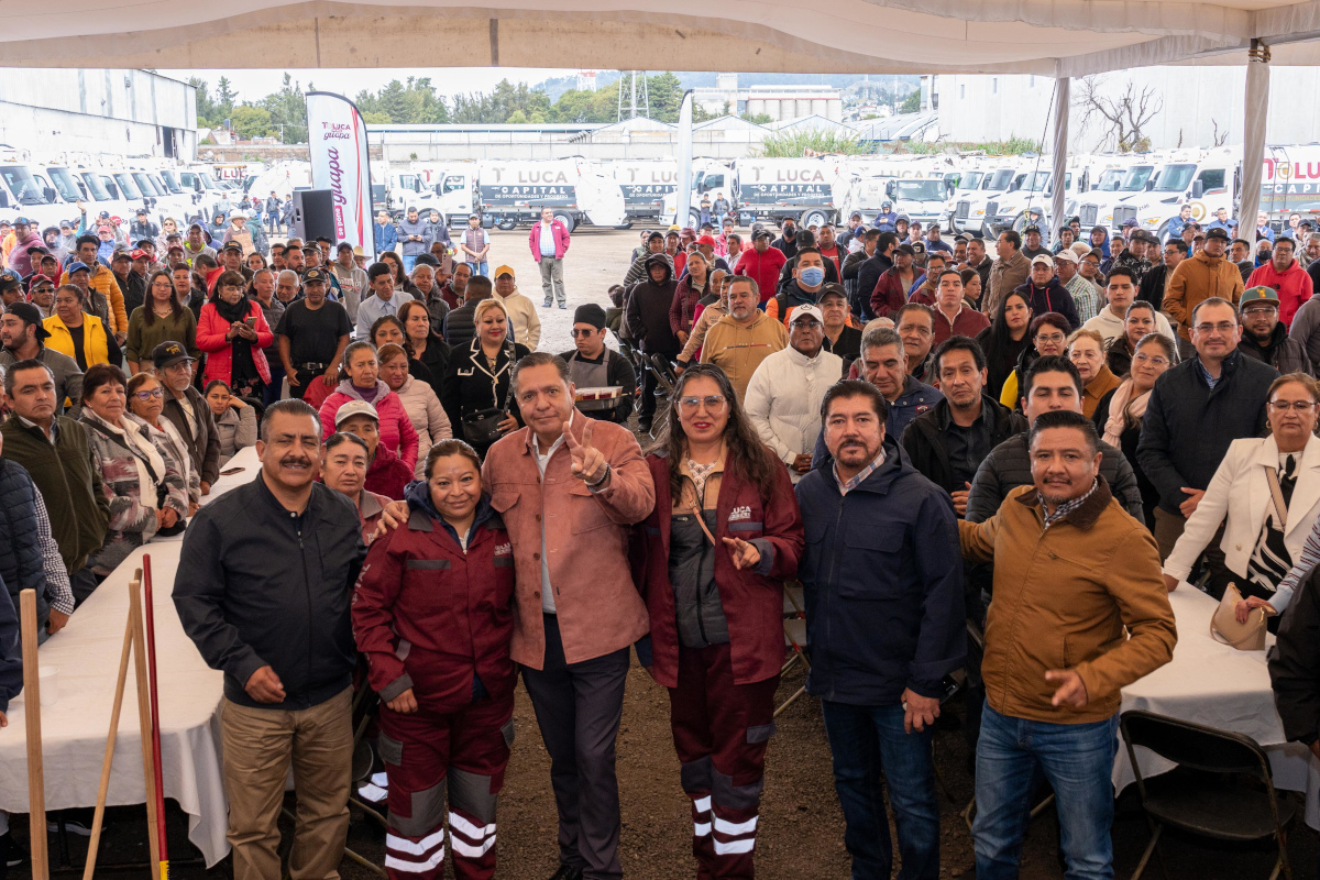 Toluca da equipamiento a empleados de limpia.