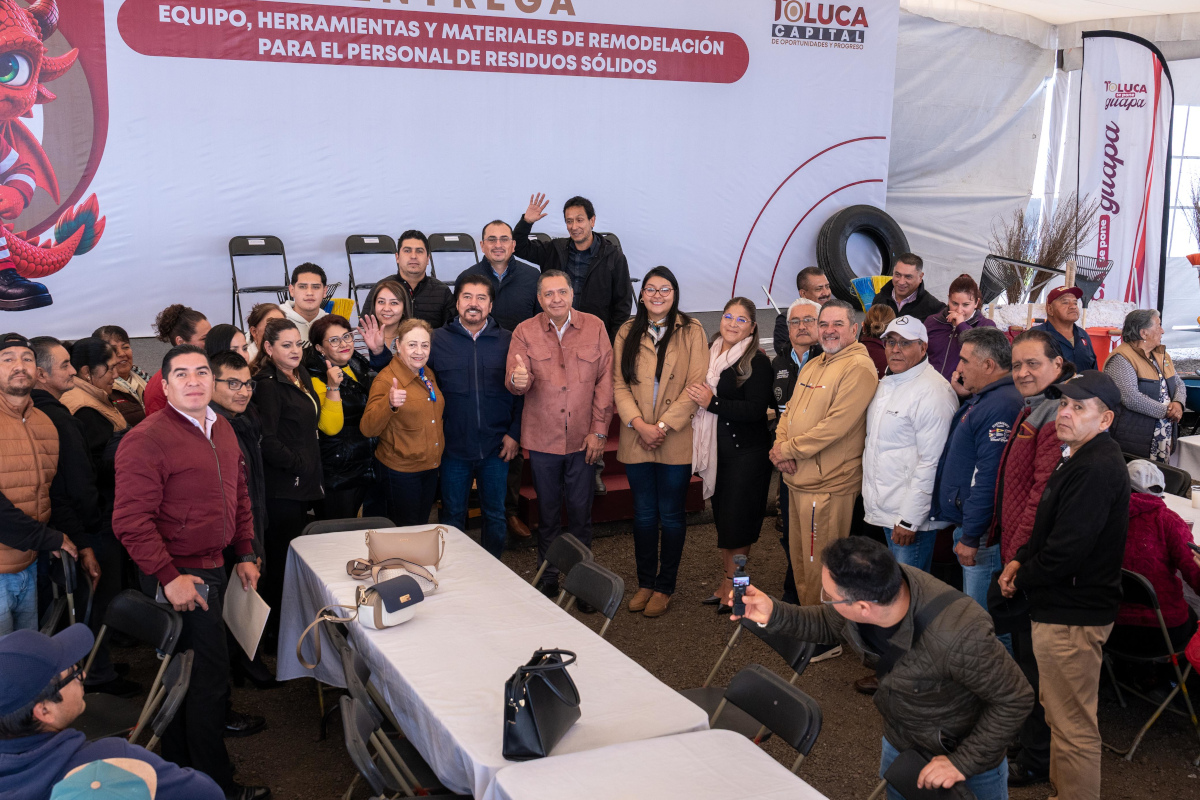 Toluca da equipamiento a empleados de limpia.
