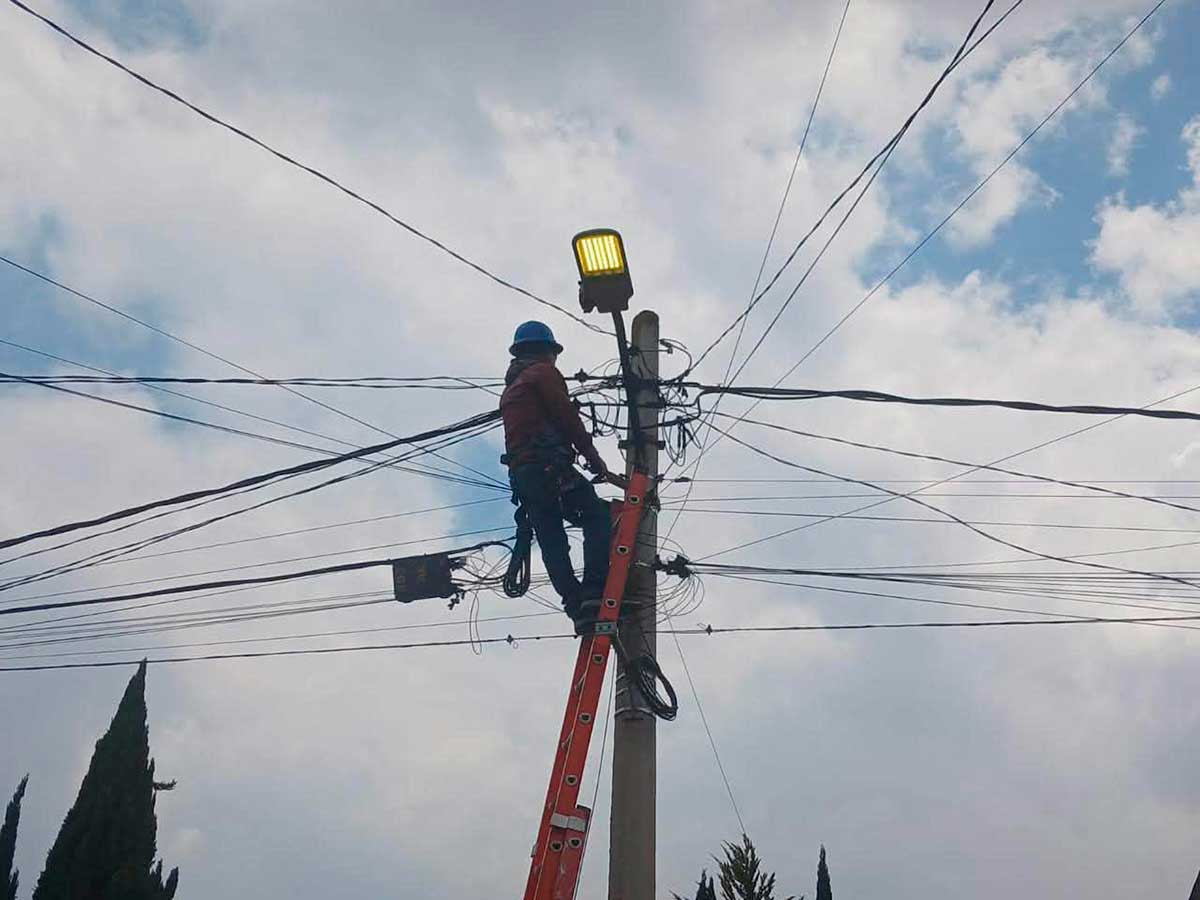 Toluca instala nuevas luminarias led.