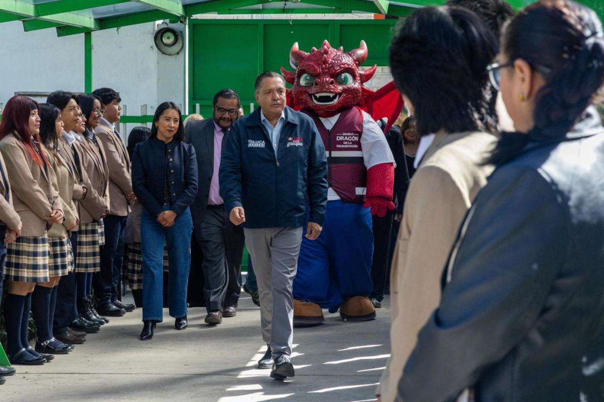Toluca entrega techumbre a escuela de Calixtlahuaca.