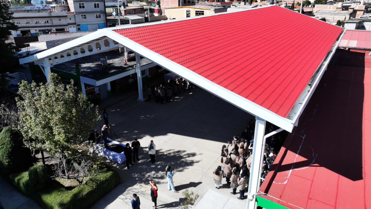 Toluca entrega techumbre a escuela de Calixtlahuaca.