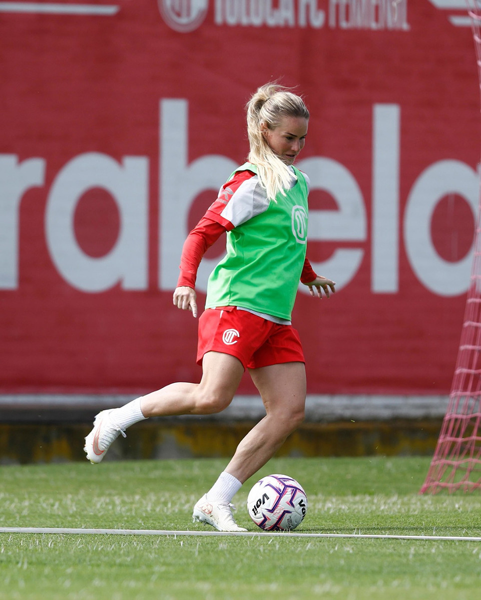 Amandine Henry jugadora de Toluca Femenil en conferencia de prensa.