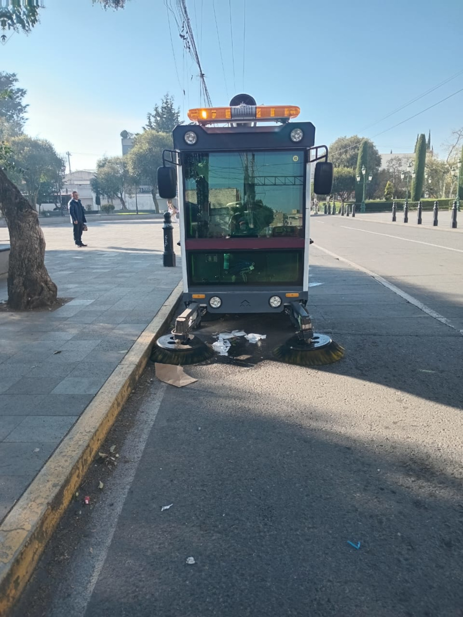 Barredoras eléctricas limpian el centro historico de Toluca.