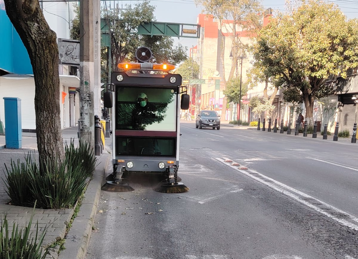 Barredoras eléctricas limpian el centro historico de Toluca.
