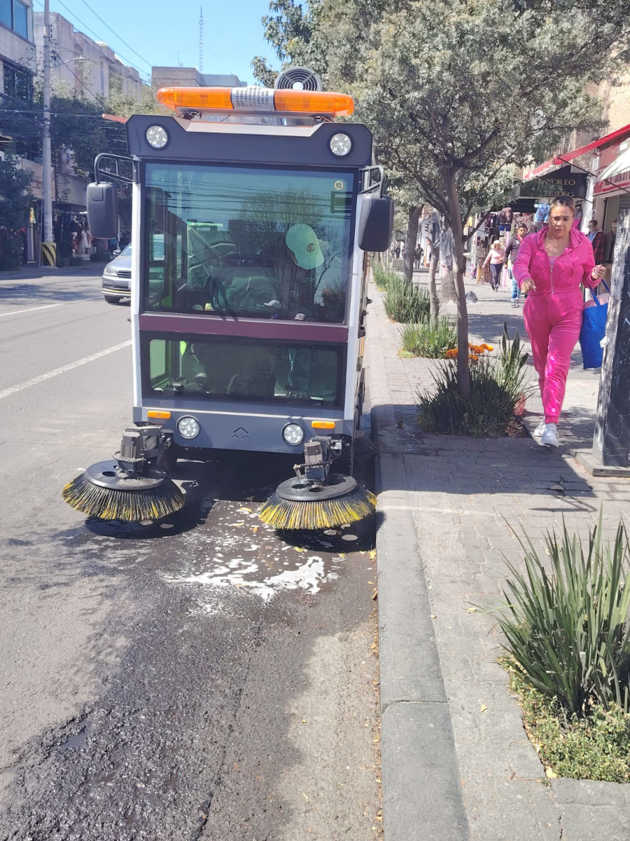 Barredoras eléctricas limpian el centro historico de Toluca.