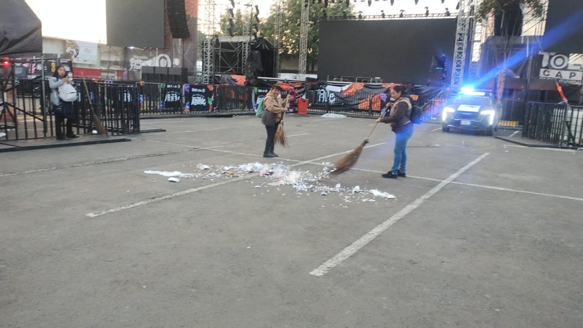 Toluca retira toneladas de basura de la explanada del Mercado Juárez.