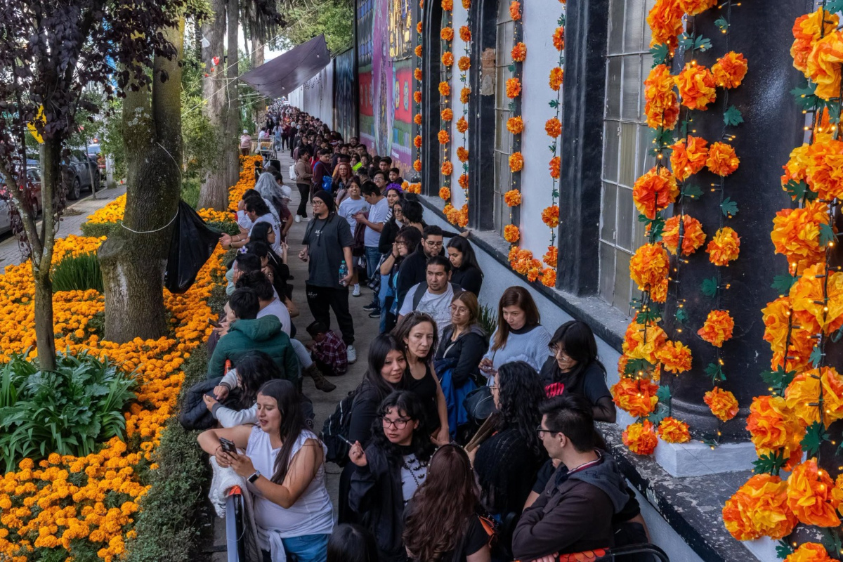 Toluca decarada por flores de cempasúchitl durante el Día de Muertos.