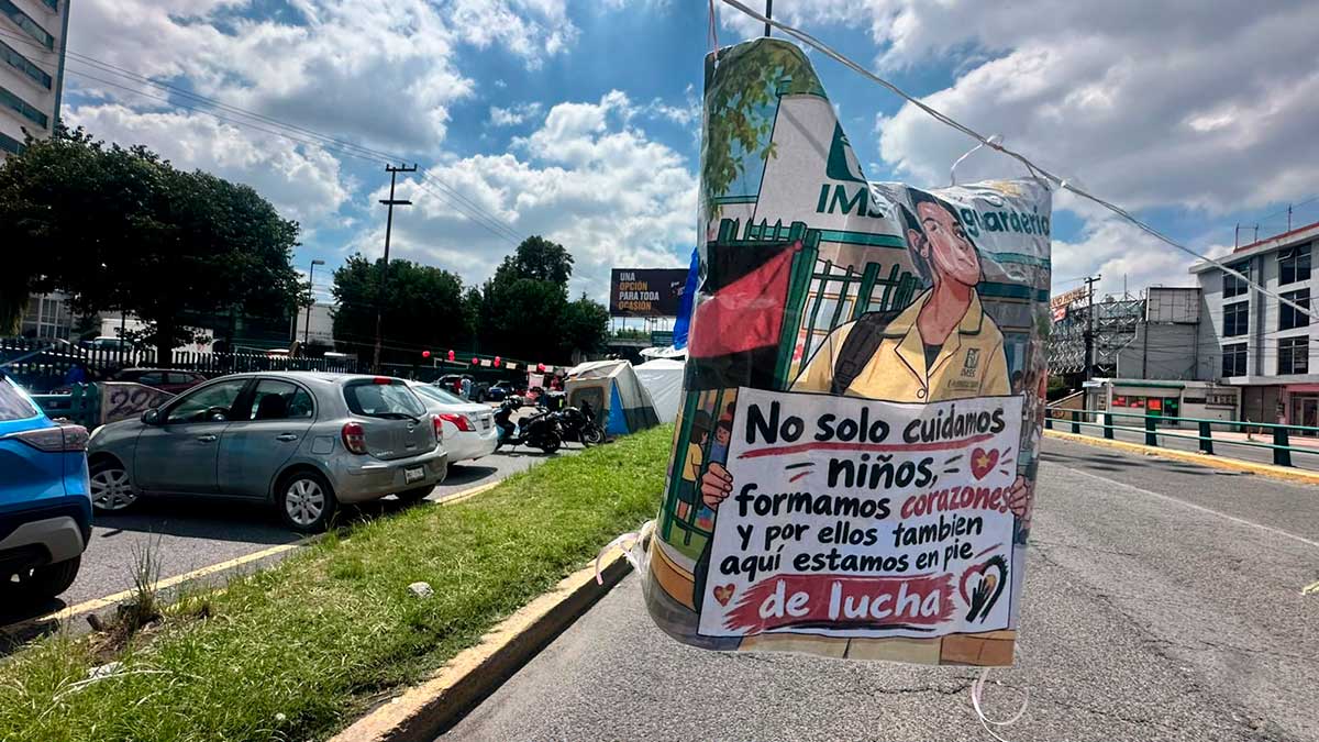 Trabajadores del IMSS cierran vialidades en protesta a incorfomidades económicas.