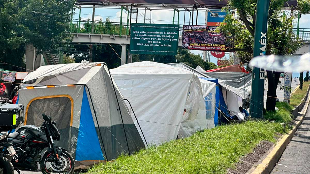 Trabajadores del IMSS cierran vialidades en protesta a incorfomidades económicas.