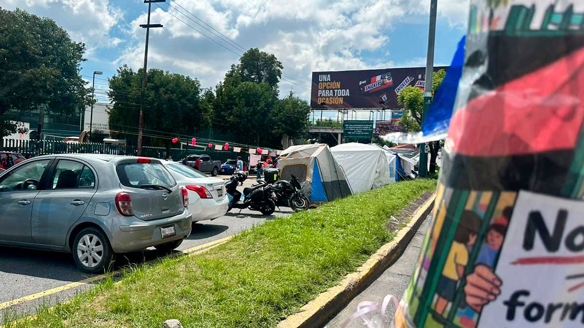 Trabajadores del IMSS cierran vialidades en protesta a incorfomidades económicas.