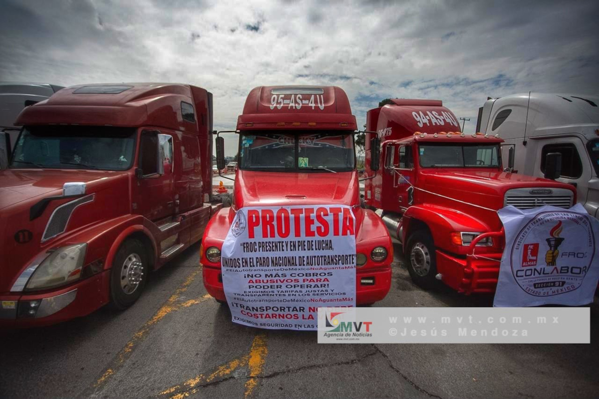 Transportistas bloquean carreteras del Edomex.