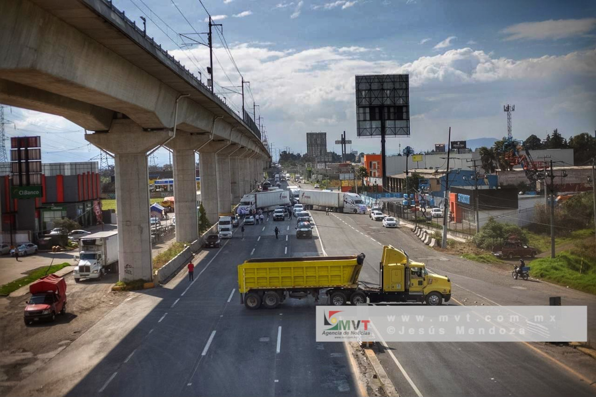 Transportistas bloquean carreteras del Edomex.