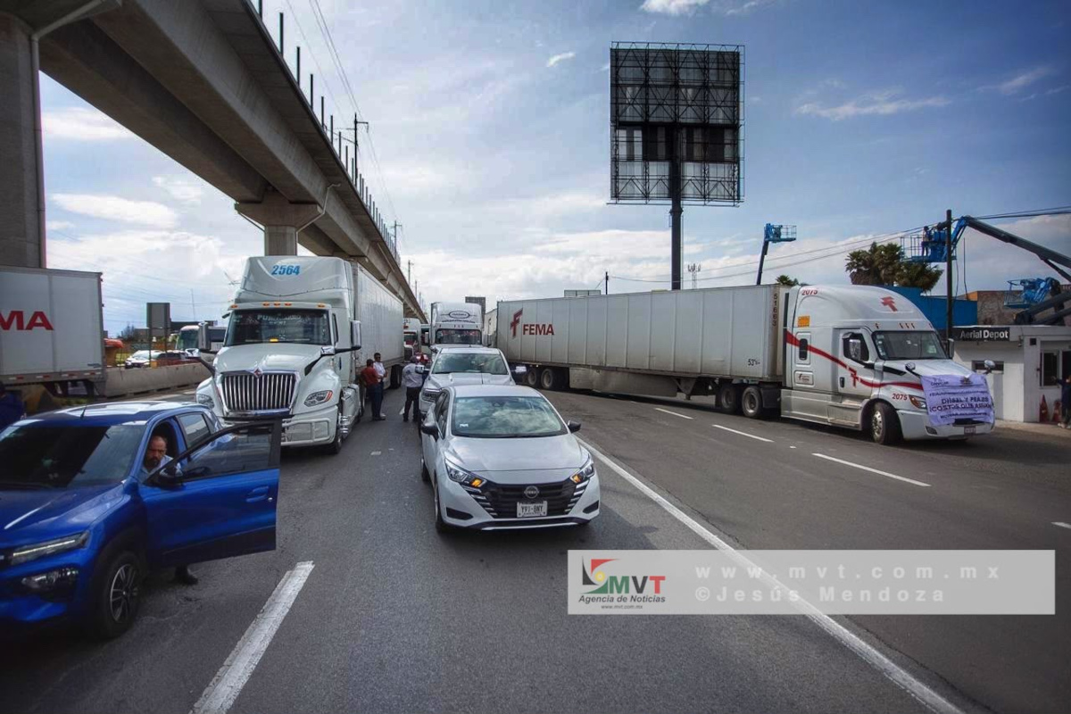 Transportistas bloquean carreteras del Edomex.